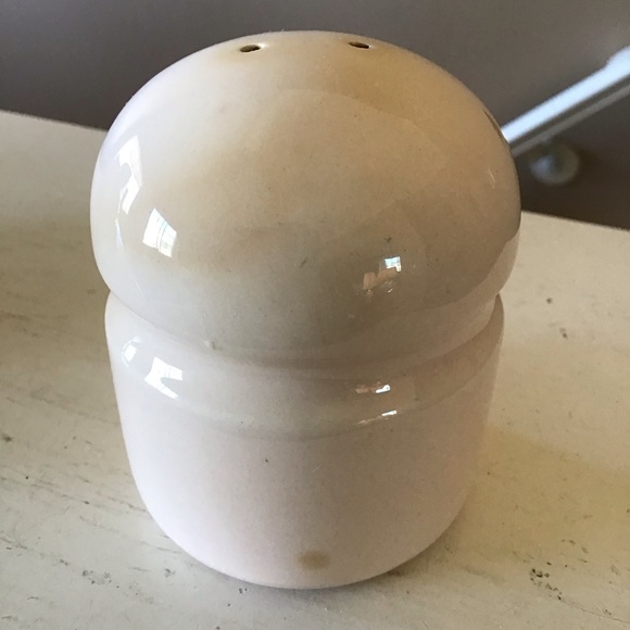 Vintage Franciscan USA Soft Pink Fiesta Salt & Pepper Shakers - Picture 2 of 3